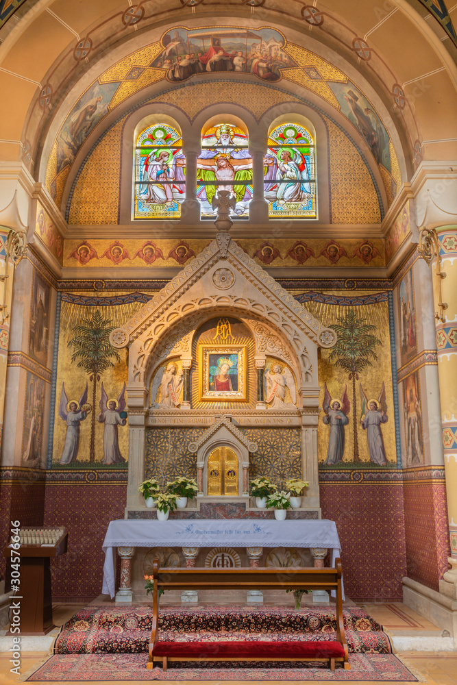 VIENNA, AUSTRIA - FEBRUARY 17, 2014: Side altar with the Glorious paint of Virgin Mary by unknown Italian painter from 15 - 16. cent. in Carmelites church in Dobling.