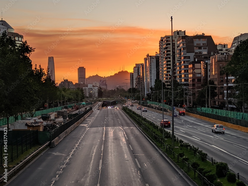 Fototapeta premium Miasto zachodu słońca