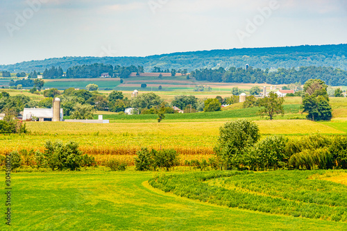Fotografiet Amish country farm barn field agriculture in Lancaster, PA US