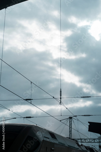 Cielo en estación de tren en día nublado