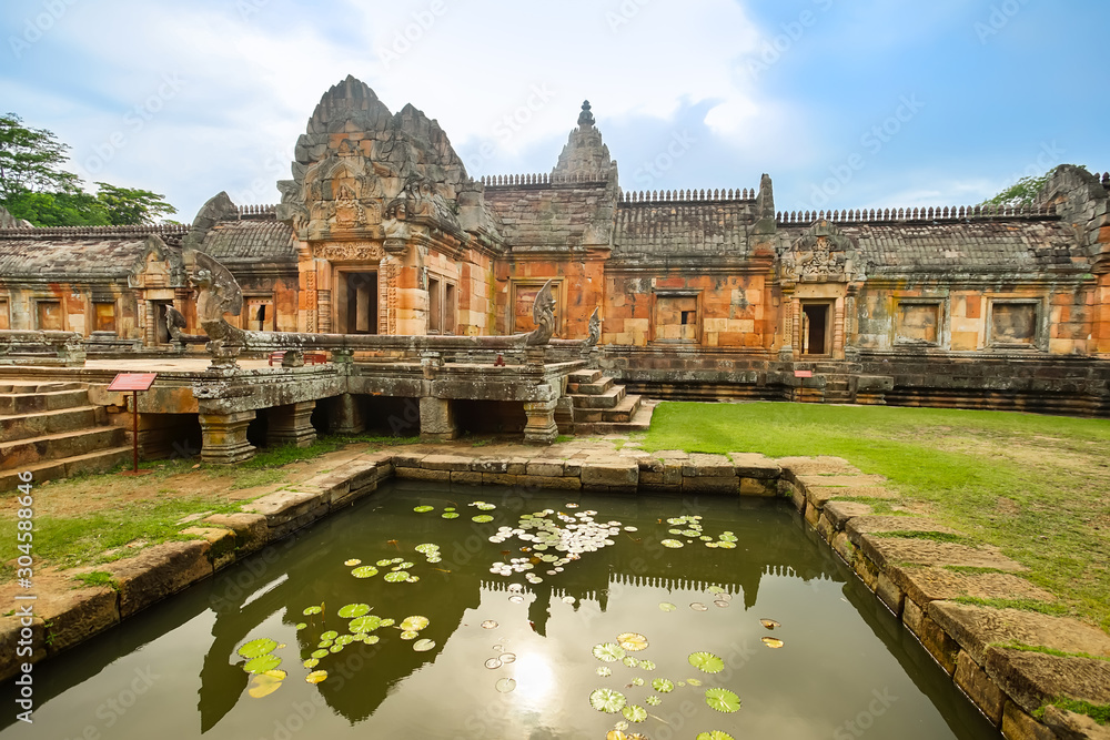 Prasat Hin Phanom Rung (Phanom Rung Stone Castle) Prasat Hin Phanom Rung (Phanom Rung Stone Castle)