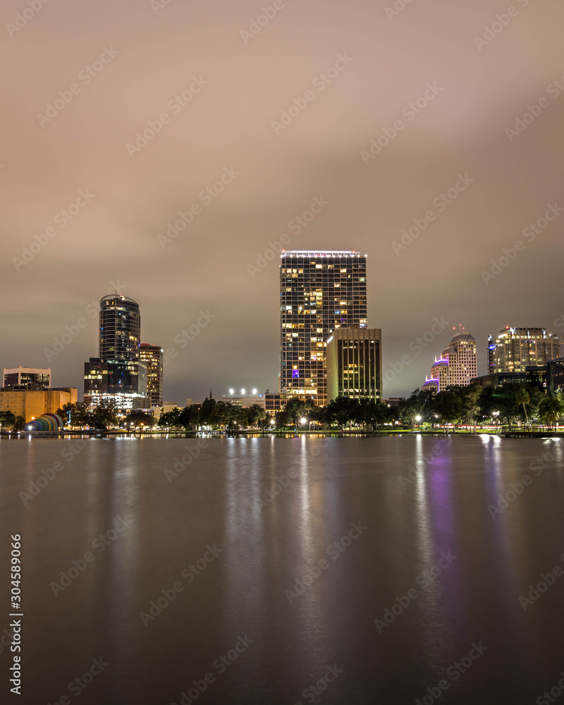 Obraz premium Lake Eola at dusk