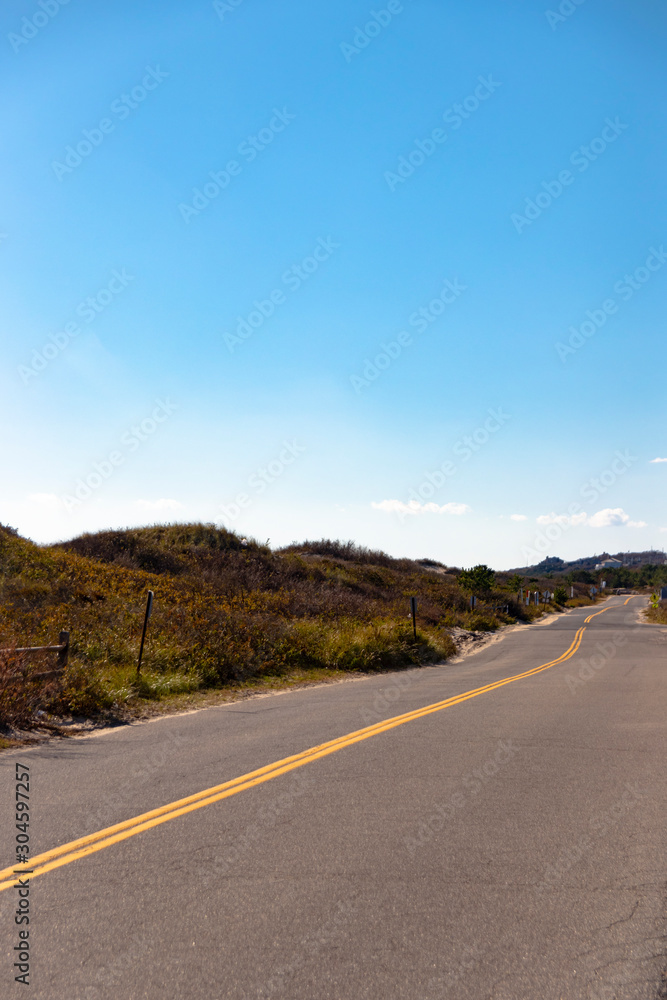 Naklejka premium Open road view of Old Montauk Highway in the fall
