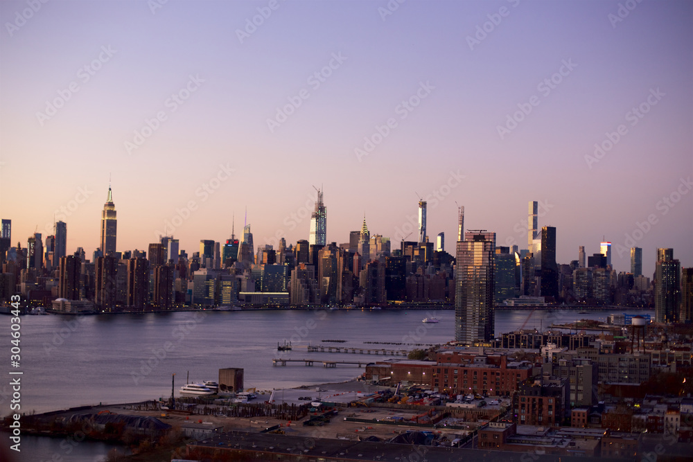 East River & Manhattan am Abend