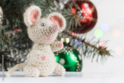 Little mouse - a symbol of the new year, knitted do it yourself on the background of the New Year's composition.