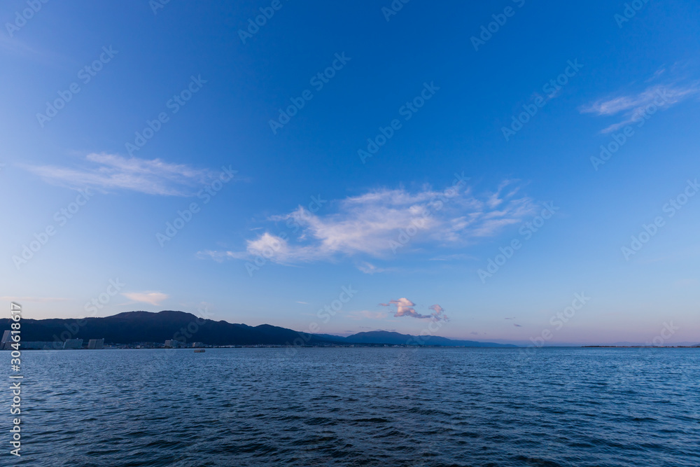 青空と綺麗な琵琶湖の風景