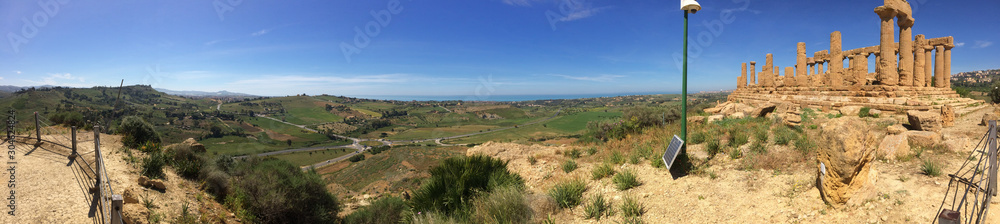 Fototapeta premium The Hera's Temple in Agrigento in Sicily. The Valley of the Temples is an Unesco site, here there are the most well-preserved greek temples of the world.