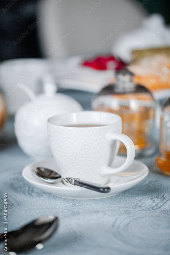 Obraz premium white cup with tea on the table