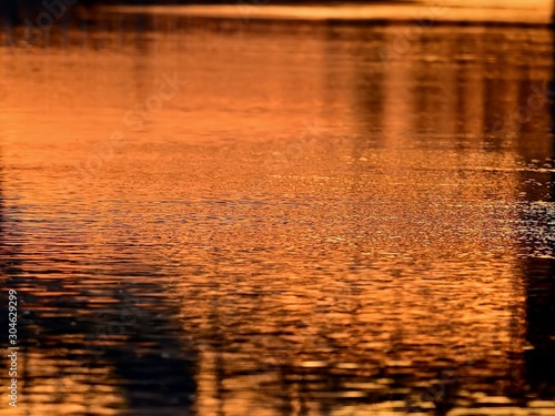 夕焼けに染まる水面の情景