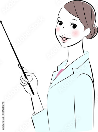 指し棒を持つ白衣の女性