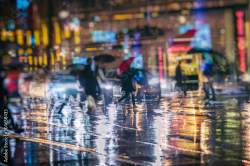 Canvas Print crowd of people walking on night street in the city