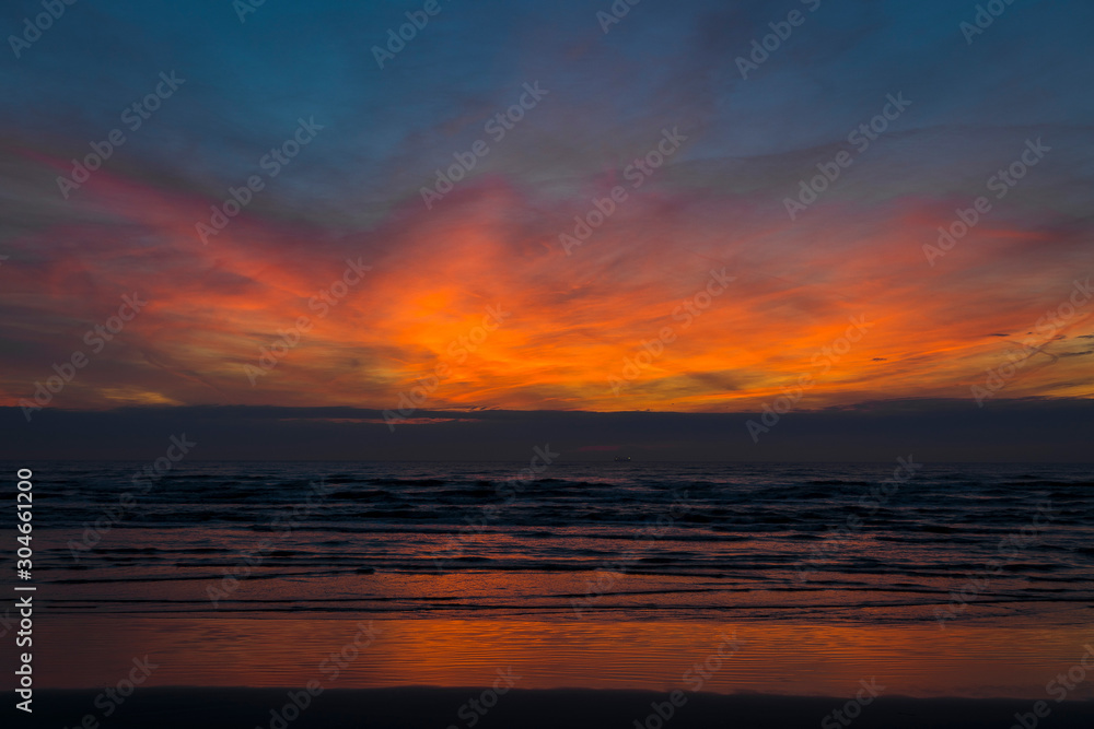 Obraz premium a beautiful sunset looms over the sea in the evening