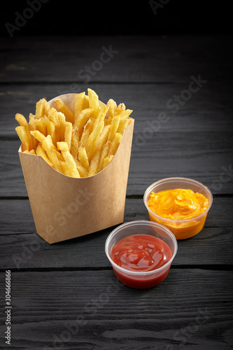 Fotografia, Obraz French fries in a paper basket