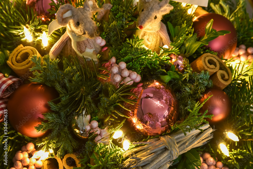 Adventsgesteck mit Lichterkette, Weihnachtskugel, Figuren, Tanne, Licht,  Farbe, bunt, liebevoll Stock-Foto | Adobe Stock