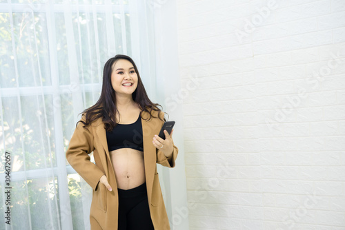 Expectant mothers buy products online via mobile phones Free Download Expectant mothers buy products online via mobile phones - GFXLoad