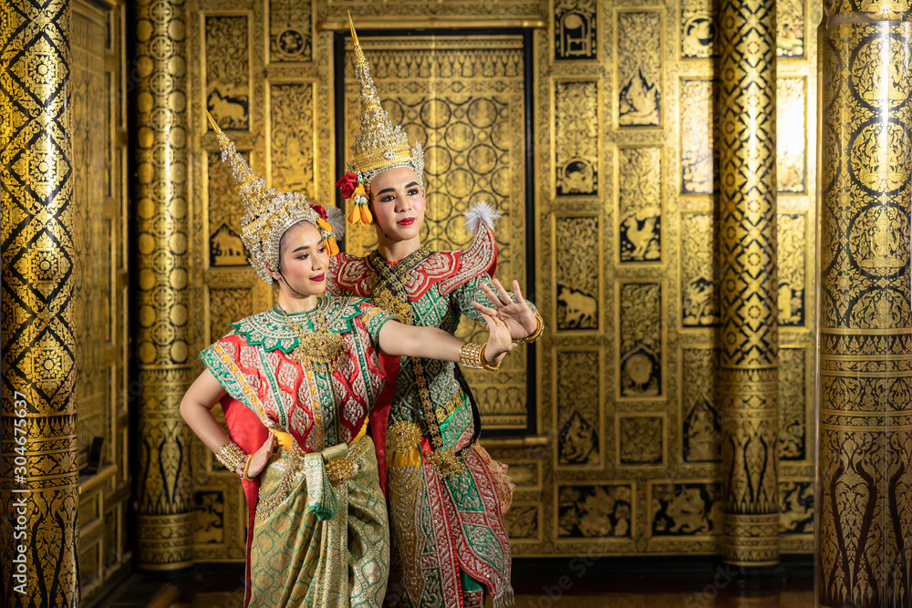 Obraz premium The character Phra and Nang dancing in a Thai pantomime performance.