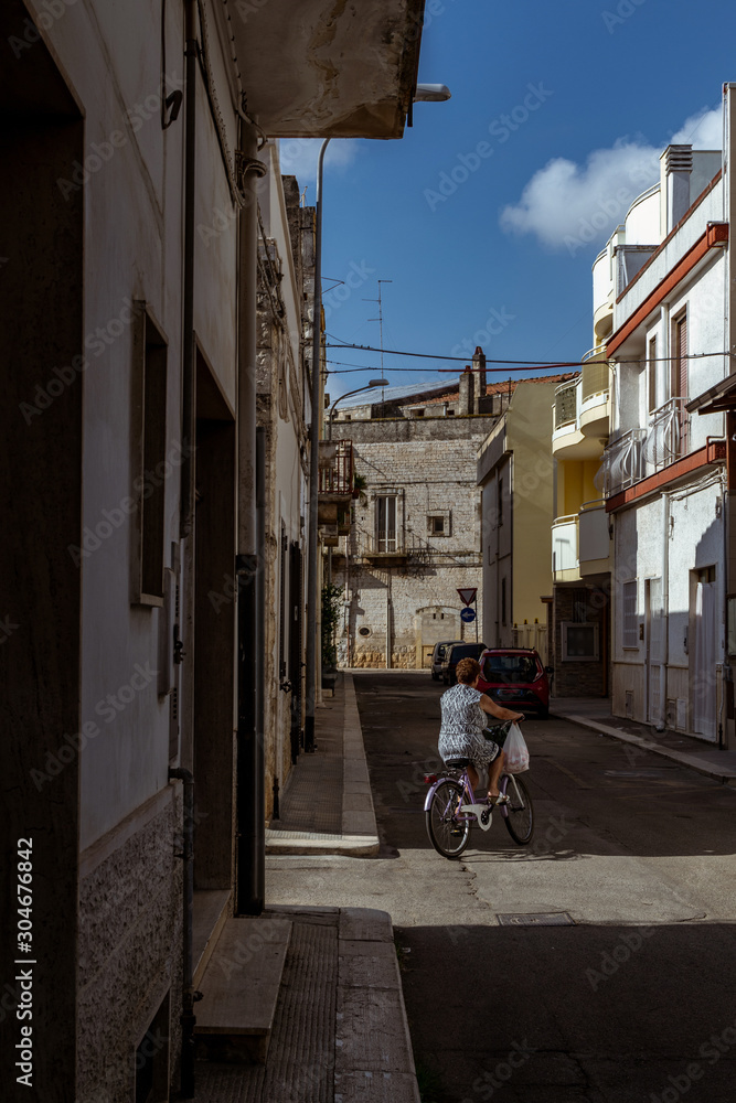 mujer en bicicleta en una vieja calle italiana