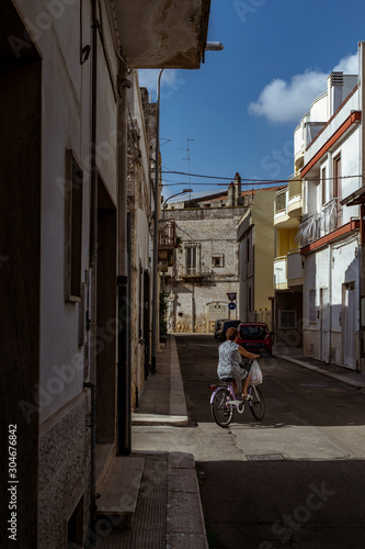 mujer en bicicleta en una vieja calle italiana