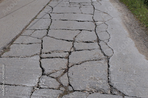 Photos Stark beschädigte Fahrbahn einer Straße in Rumänien / Banat