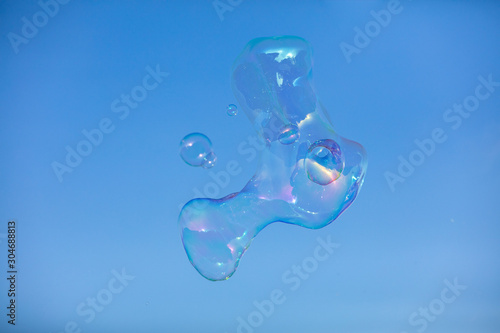 Seifenblasen mit Regenbogenfarben, blauer Himmel photo