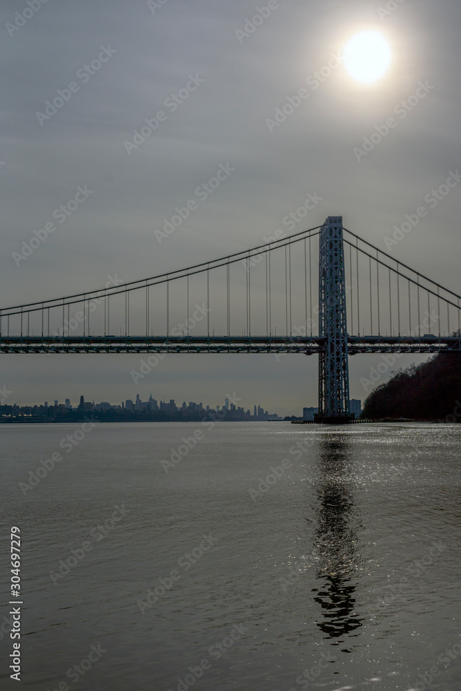 Fototapeta premium George Washington Bridge on cloudy day
