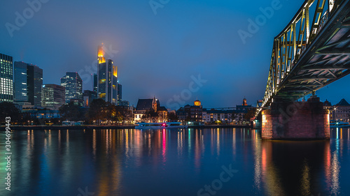 Fotografía Heure bleue et lumière sur Francfort