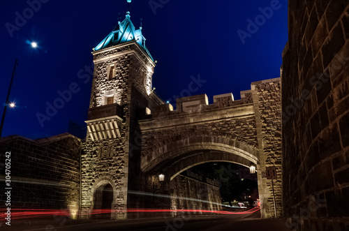 Fototapeta Kent gate, arch in fortifications of Quebec city at night, Quebec, Canada