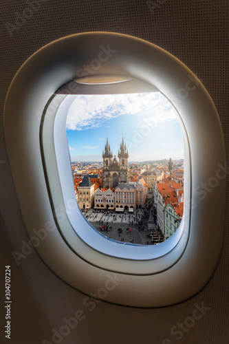 Prag Reisenkonzept: Blick aus dem Flugzeugfenster auf die Marienkirche und die Altstadt von Prag, Tschechiche Republik