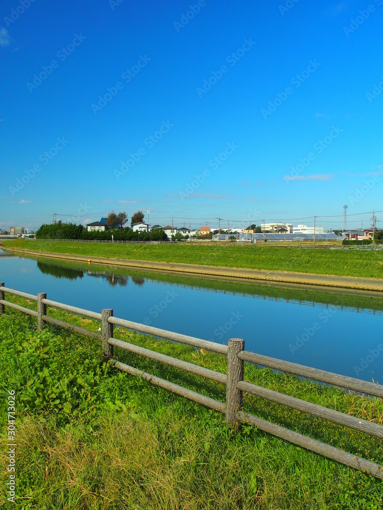 秋の朝の放水路風景