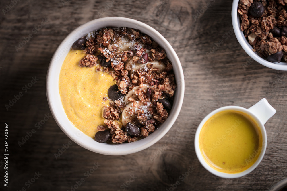 Pot de yaourt et muesli granola chocolat Pot de yaourt et muesli granola chocolat