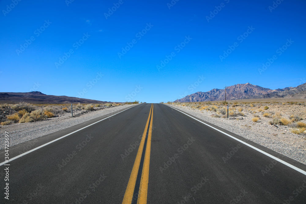 Einsame Straße in der Death Valley Wüste