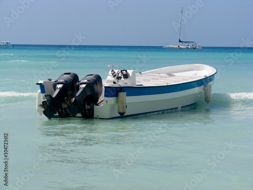 motorboat in caribbean, crystal clear water © Fernando