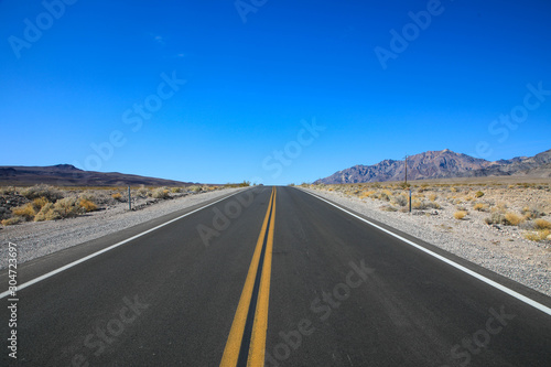 Einsame Straße in der Death Valley Wüste © familie-eisenlohr.de