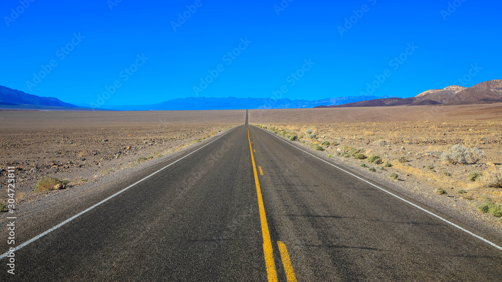 Lange asphaltierte Strasse durch das Death Valley