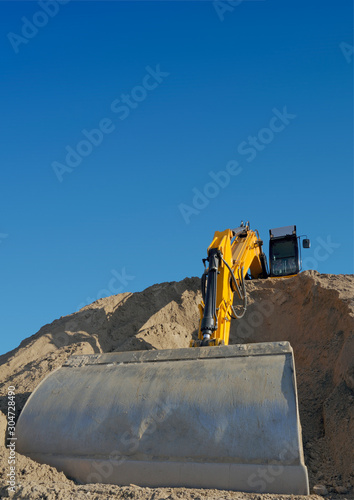 Bagger in Aktion, Weitwinkelaufnahme von unten fotografiert, A4, A3, A2... Format photo