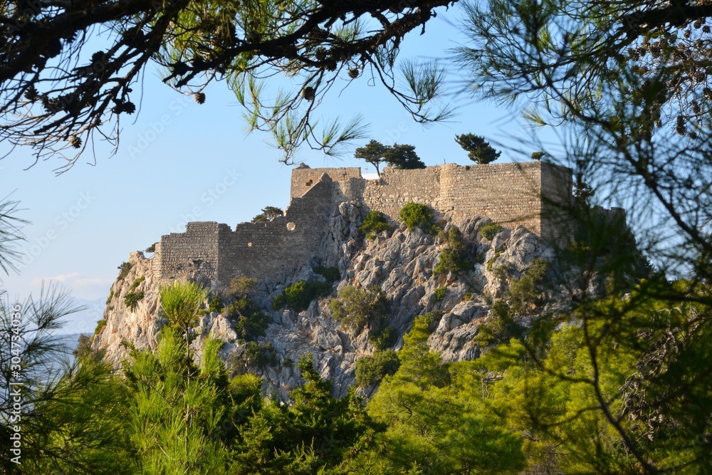 Die malerische Burg Monolithos auf der Südwestabdachung des 825 m hohen Berges Akramytis nahe des Ortes Monolithos auf der griechischen Insel Rhodos
