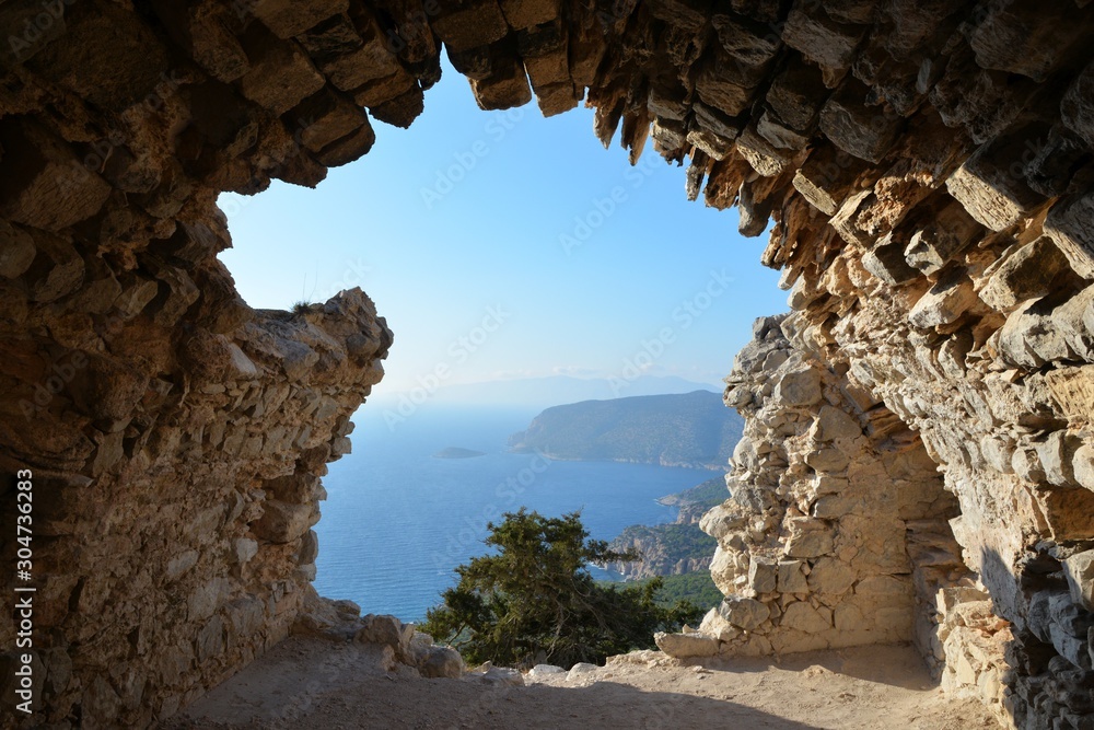 Ausblick von einem verfallenen Gewölbeteil der Burg Monolithos nahe des Ortes Monolithos auf der griechischen Insel Rhodos
