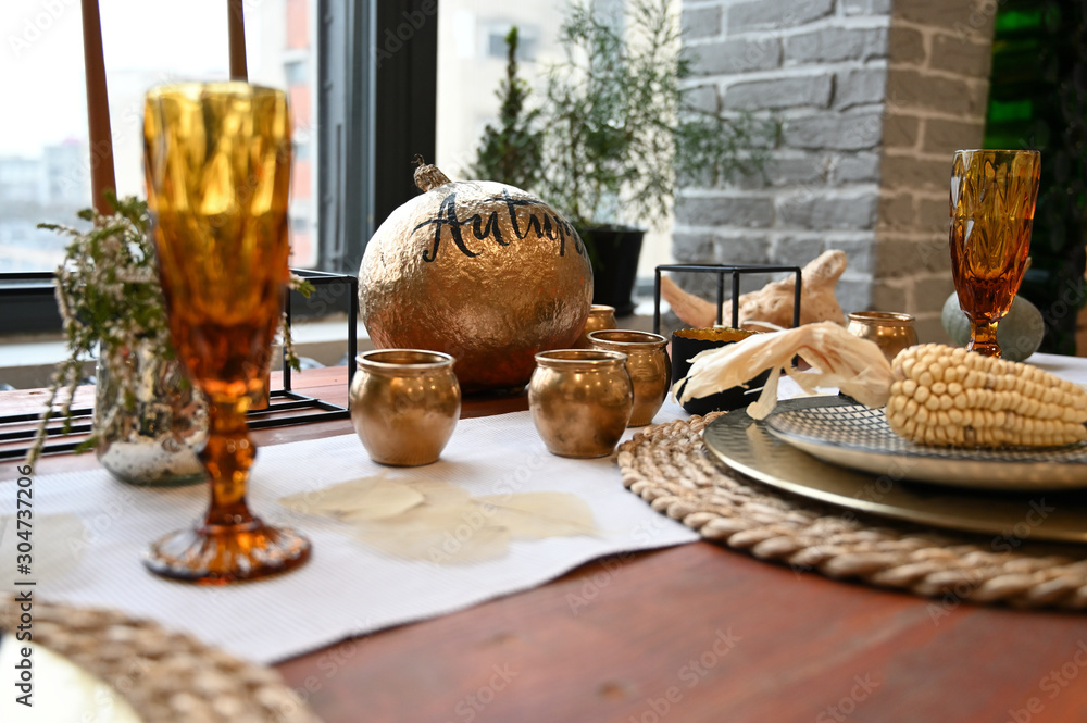 Obraz premium The concept of designing a room in a natural style. Photo of a beautifully furnished interior with decorative elements on the table in a rustic image of a cozy house.