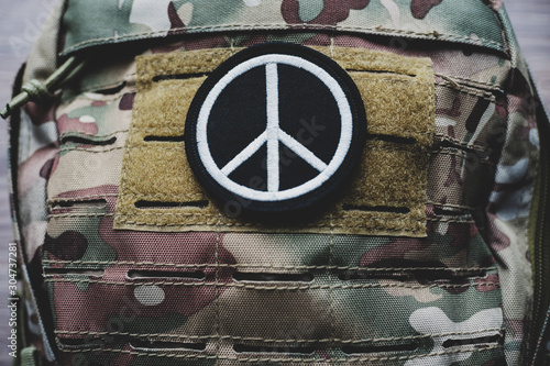 Canvas-taulu Peace Sign patch on camouflage backpack, vintage look