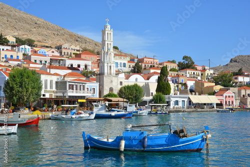 Farbenfroher Hauptort und Hafen Emborios oder Imborios mit Booten auf der griechischen Insel Chalki (Halki), 9 km nördlich von Rhodos #304741055