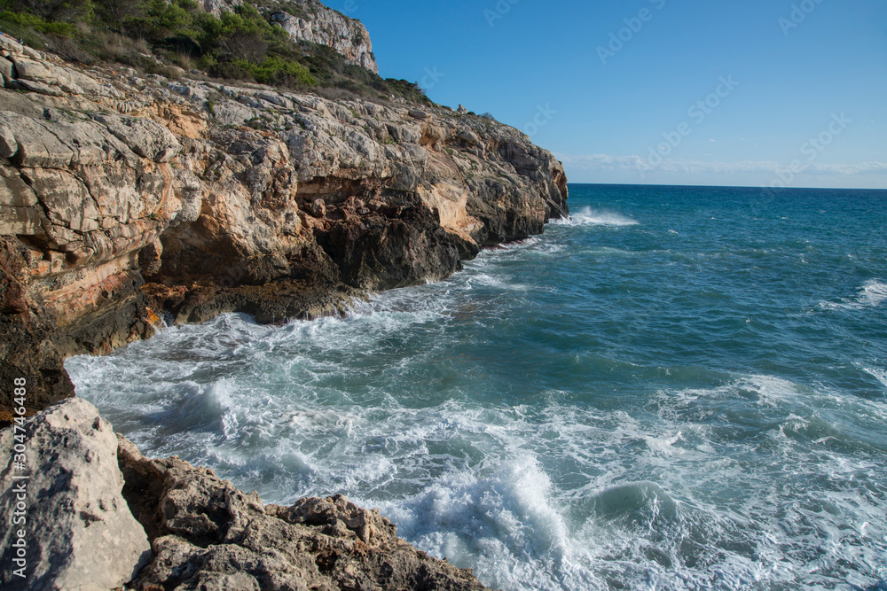 Côte rocheuse sur le littorl près de Son Bou, station balnéaire à Alaior, Minorque, îles Baléares