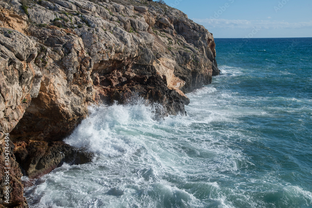 Côte rocheuse sur le littorl près de Son Bou, station balnéaire à Alaior, Minorque, îles Baléares