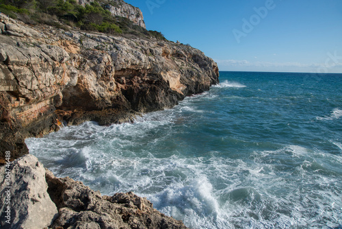 Côte rocheuse sur le littorl près de Son Bou, station balnéaire à Alaior, Minorque, îles Baléares