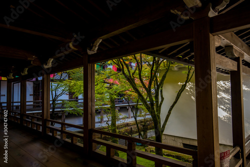 秋の紅葉シーズンの京都のお寺の風景 © zheng qiang