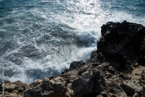 Côte rocheuse sur le littoral près de Son Bou, station balnéaire à Alaior, Minorque, îles Baléares