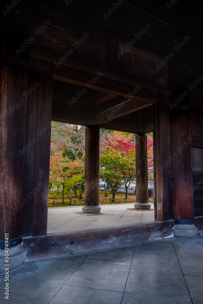 京都の観光名所南禅寺の紅葉風景