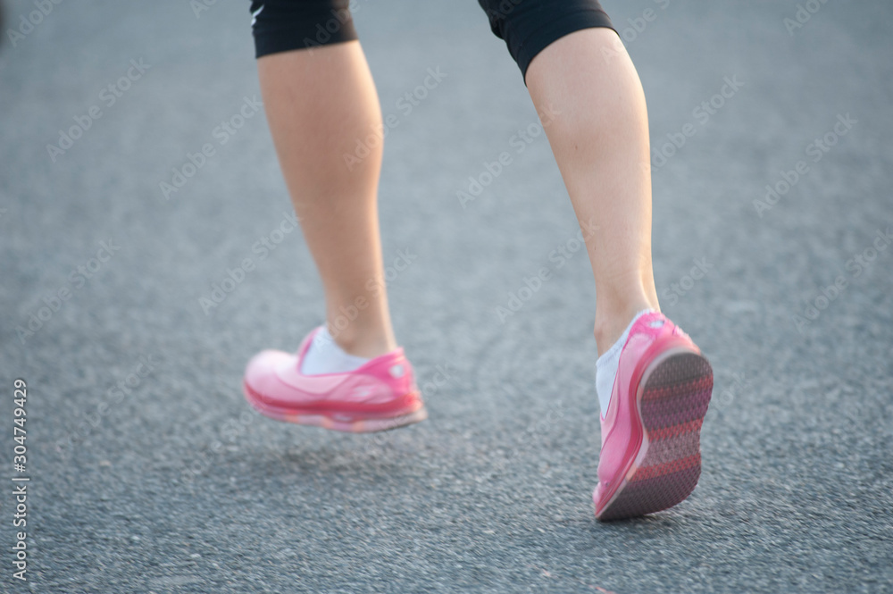 runner with shorts and pink sneakers with fuchsia tones running at sunset