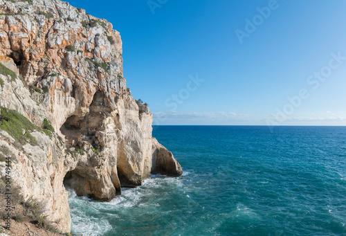 Côte rocheuse sur le littoral près de Son Bou, station balnéaire à Alaior, Minorque, îles Baléares