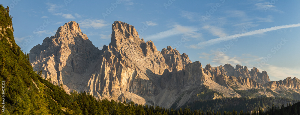 Dolomity - Panorama z widocznym szczytem Cristallo. Krajobraz górski - włoskie Alpy - obrazy, fototapety, plakaty 