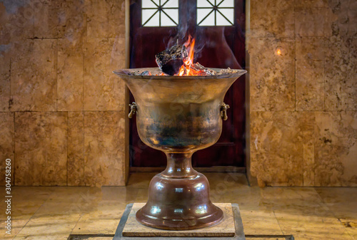 Fotografija The eternal fire in Ateshkadeh Zoroastrian fire temple in Yazd, Iran